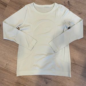 Lululemon long sleeve mint color size 6